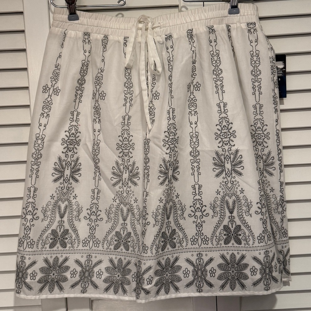 Axcess (A Liz Claiborne Company) Black & White Embroidered  A-Line Skirt.